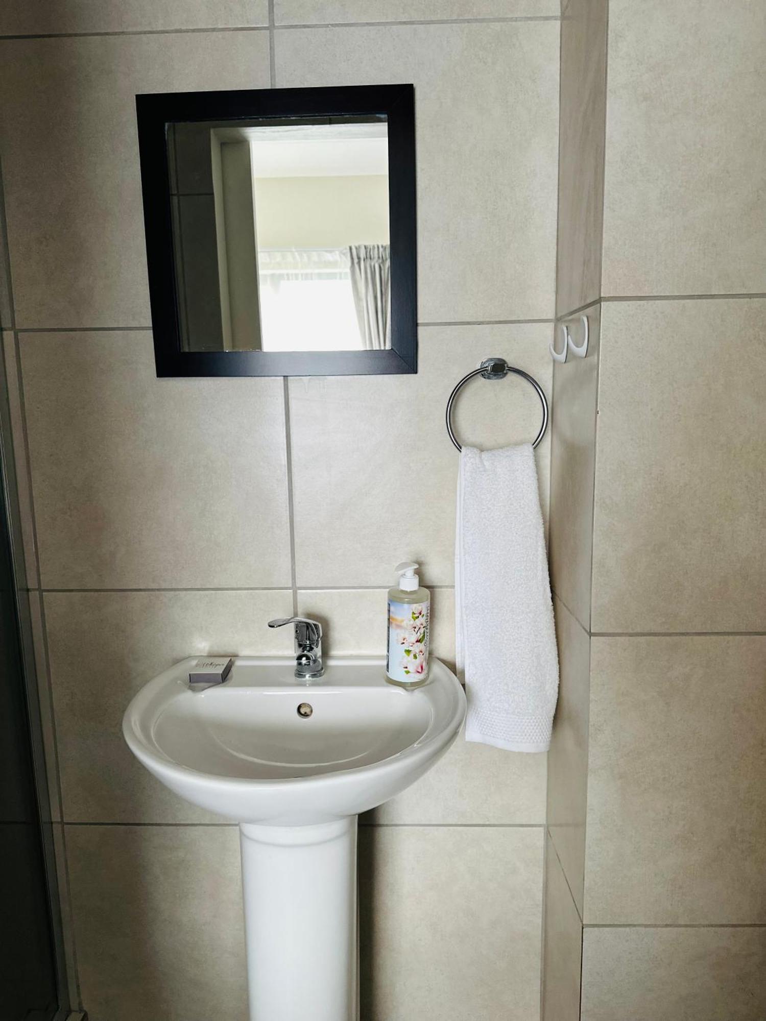 Apartment Delightful Retreat In Parklands,cape Farms,cape Town *